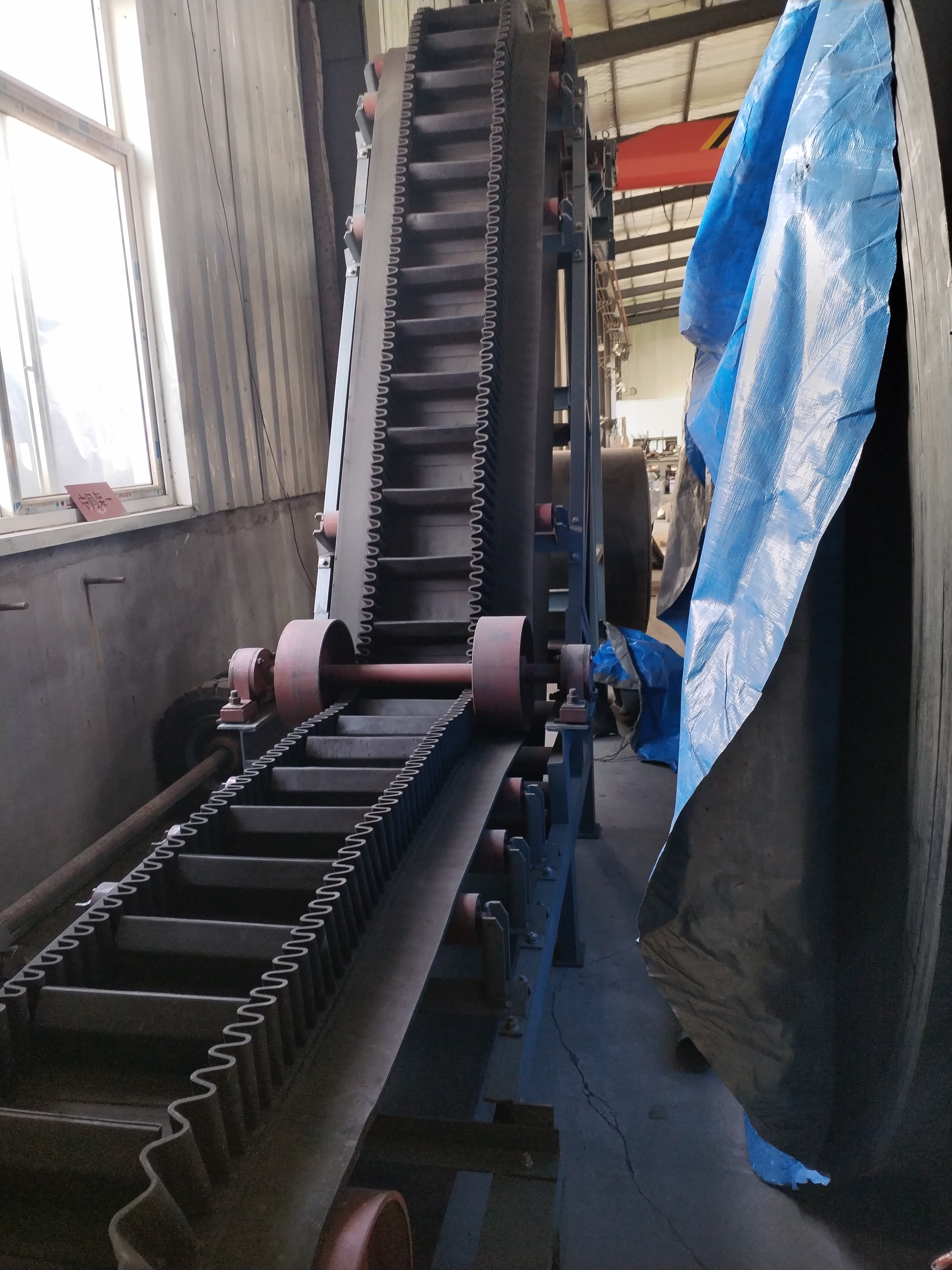 河南帶式輸送機(jī)，青島樂途行工業(yè)設(shè)備.jpg